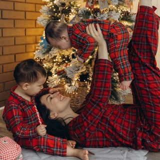 Мама готовит и читает